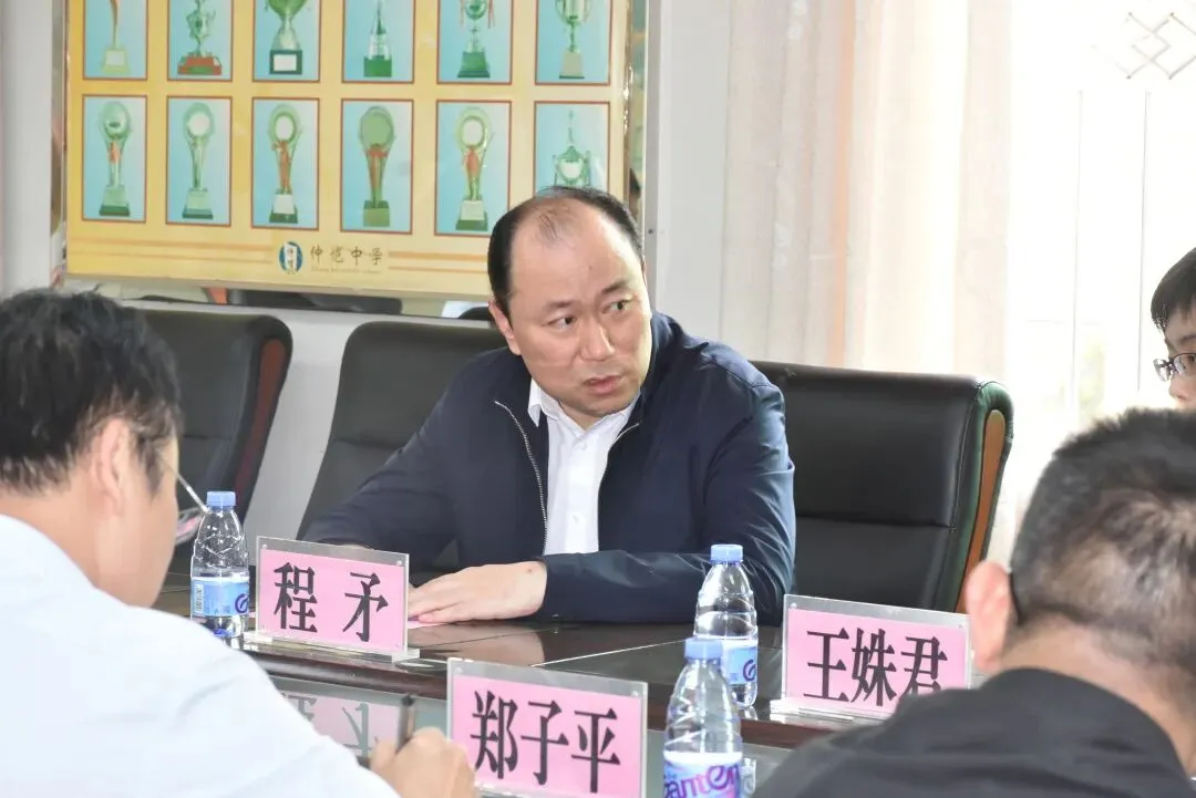 区领导为高三教师代表献花致谢