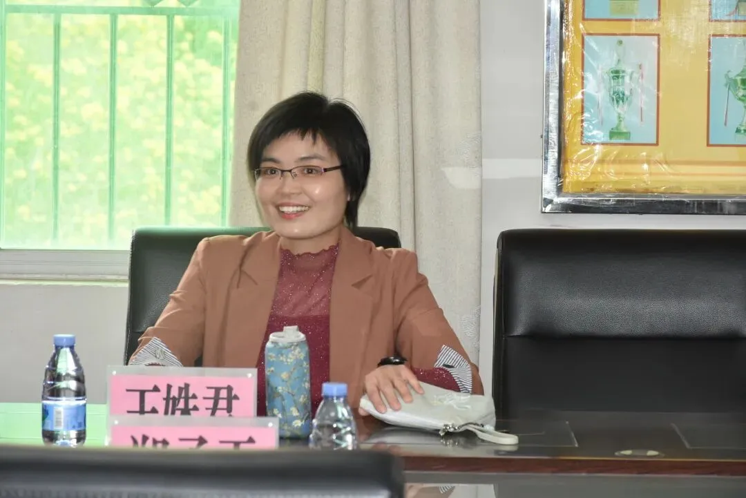 区领导与学校领导、高三教师代表合影留念