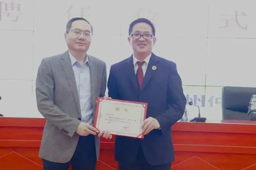 冯石泉主任接过聘书，肩负重任