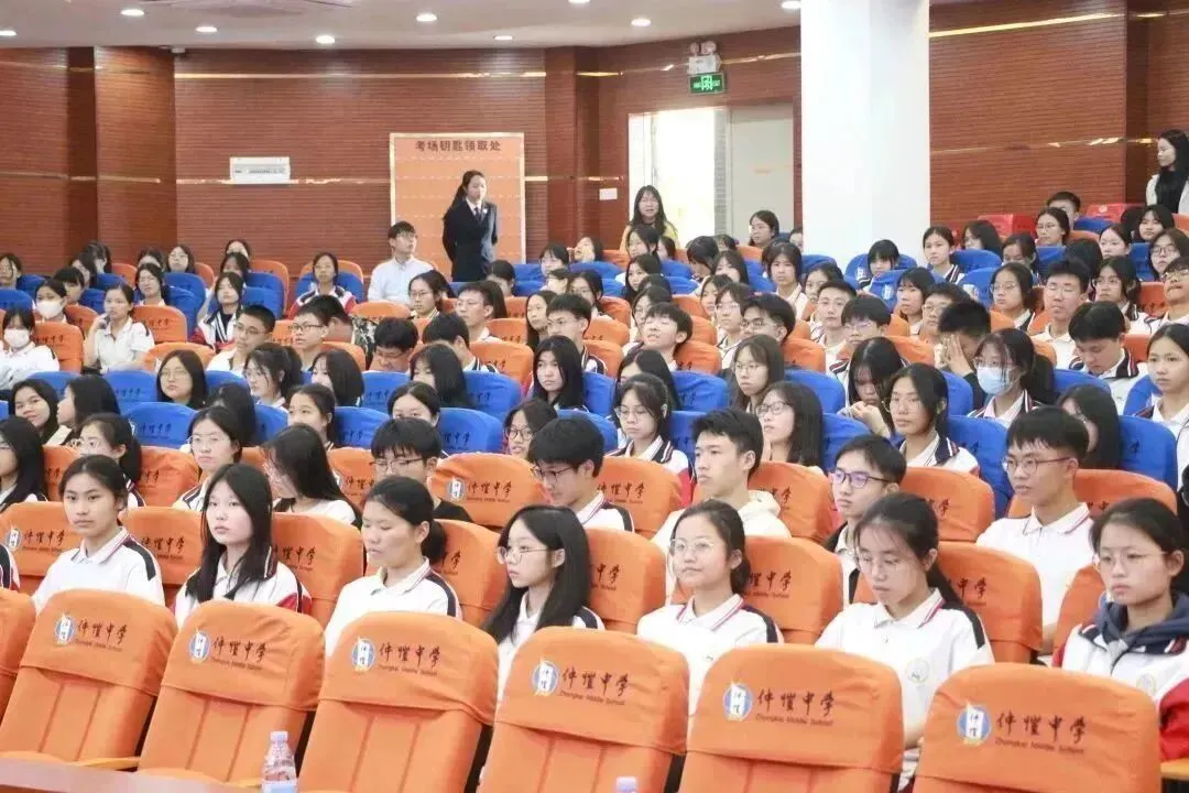 讲座现场师生认真聆听