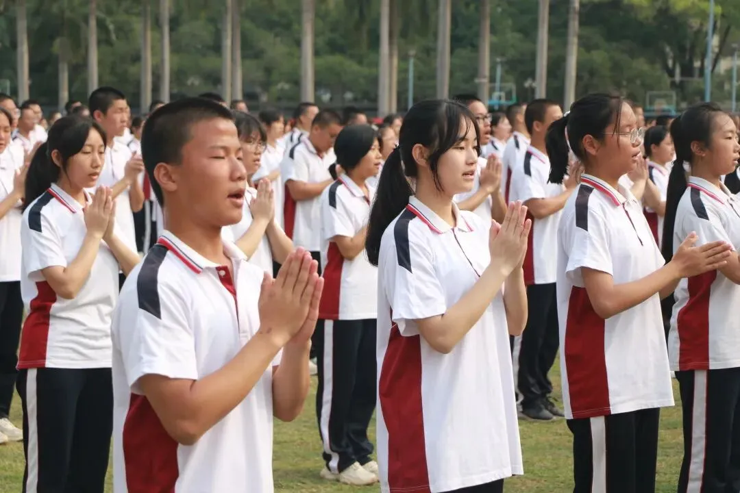 学生们在进行手语操表演