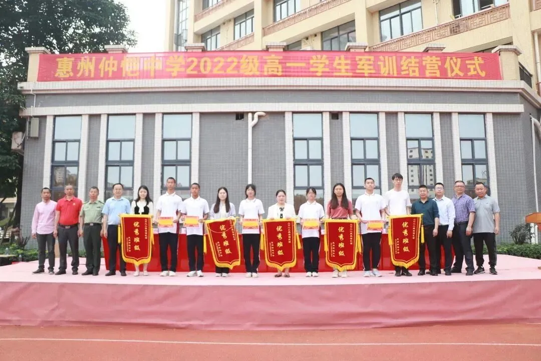 学生们展示获得的奖项