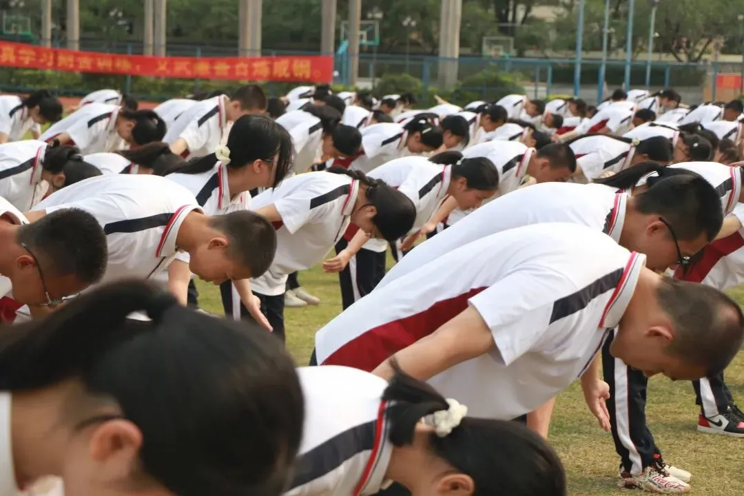 学生们在进行手语操表演