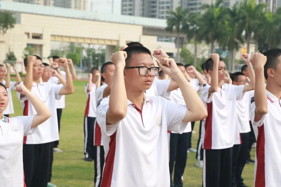 学生们在进行手语操表演