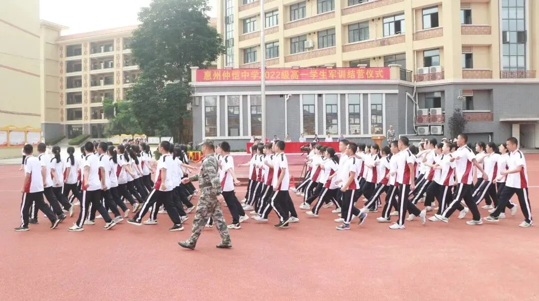 军训期间学生们刻苦训练的场景