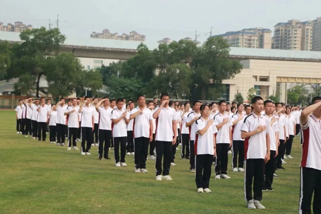 军训期间学生们互相鼓励的场景