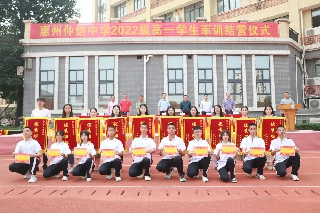 军训标兵接受表彰