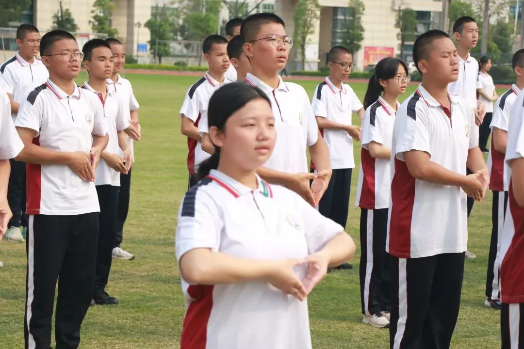 学生们在进行手语操表演