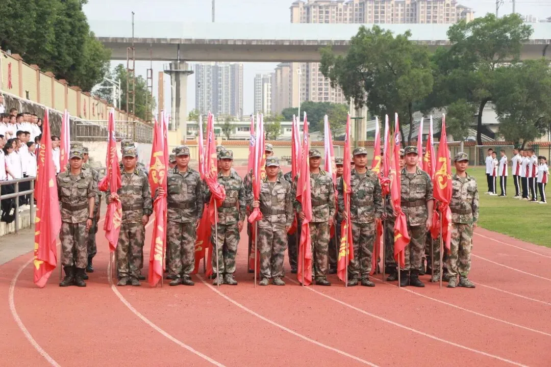 学生们在烈日下坚持训练