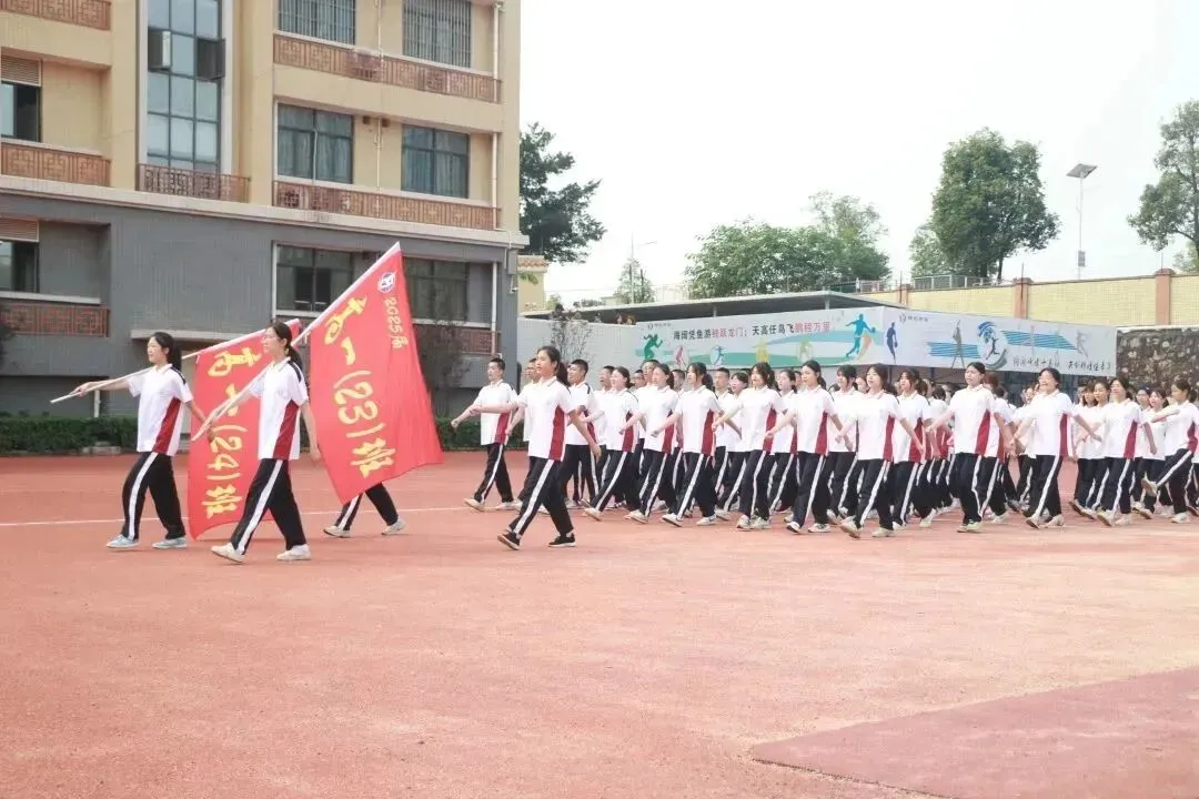 学生们认真进行军事训练