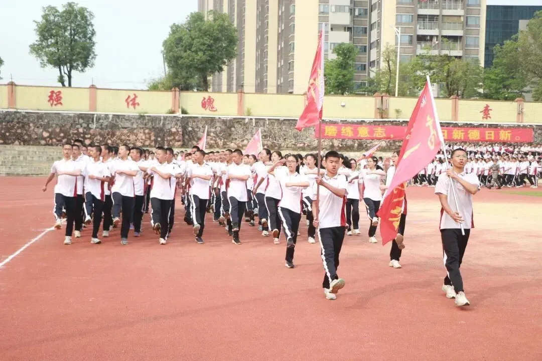 学生们在进行队列动作训练