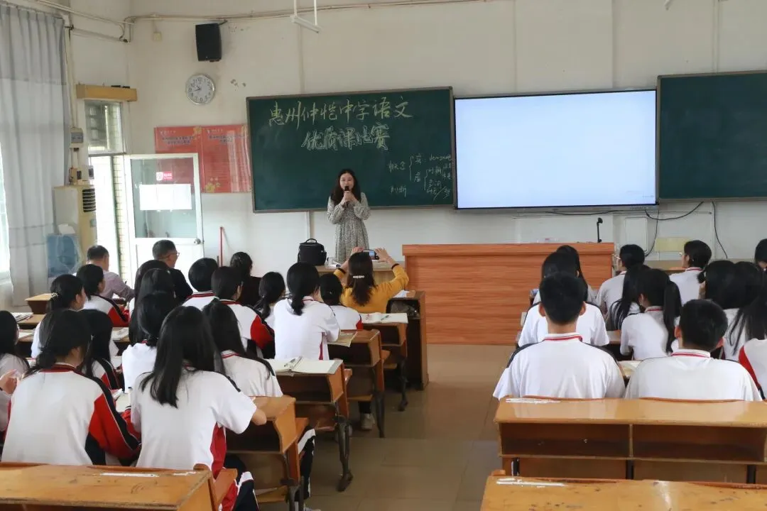 学生在课堂上积极参与修辞手法的辨析