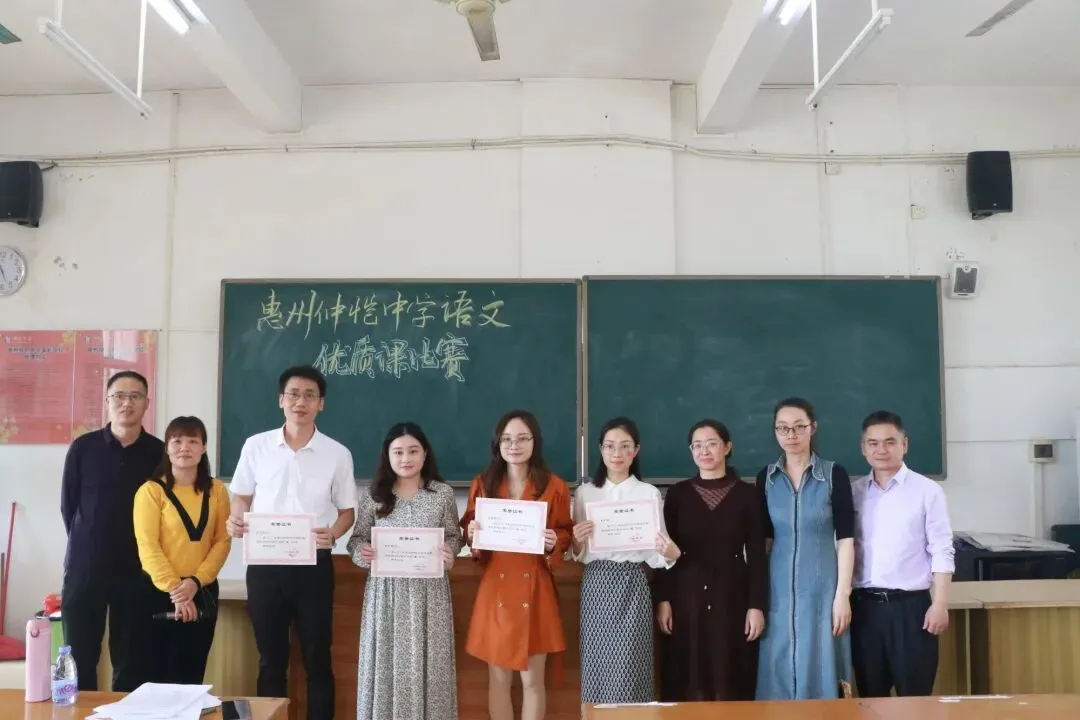 获奖教师代表与评委合影