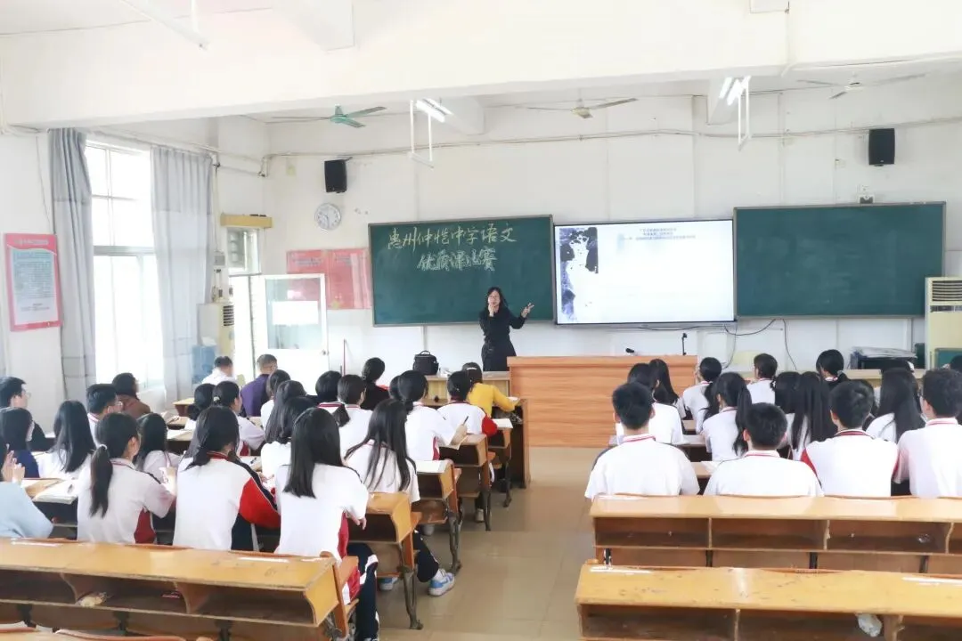 学生认真聆听教师讲解诗歌鉴赏技巧