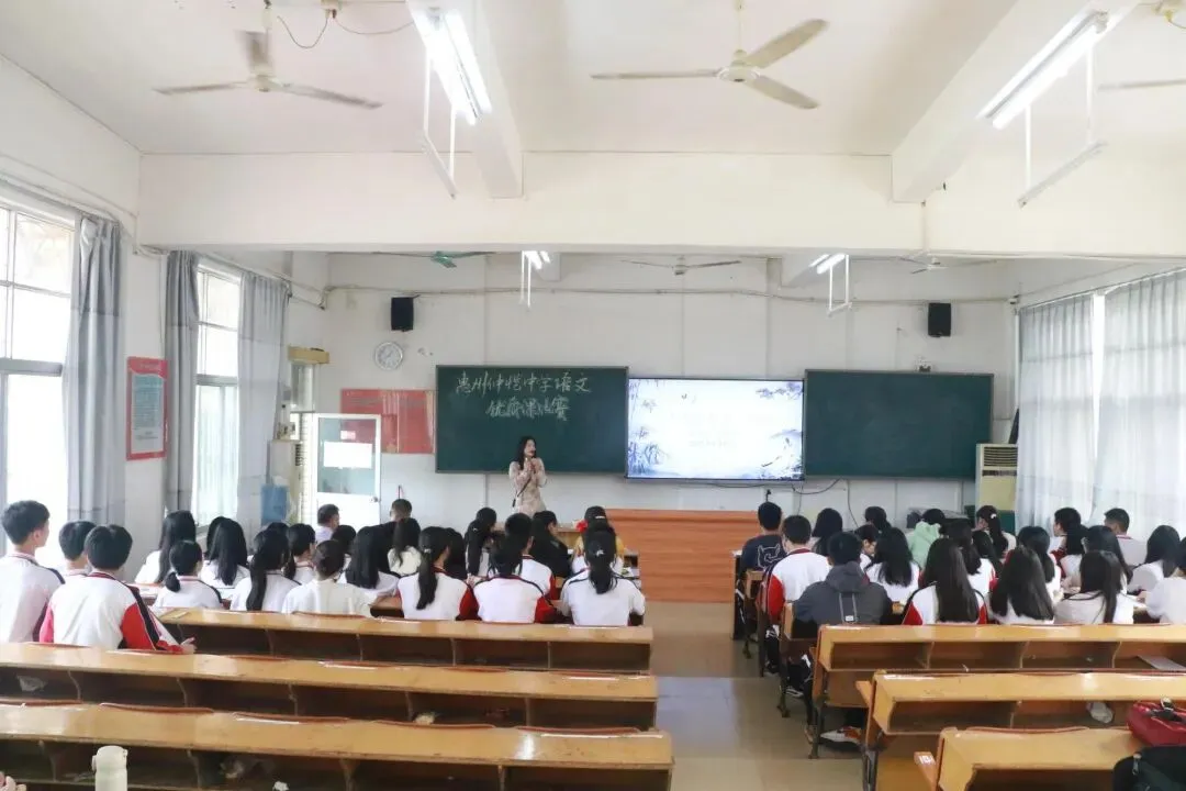 教师引导学生分析诗句中的虚实手法