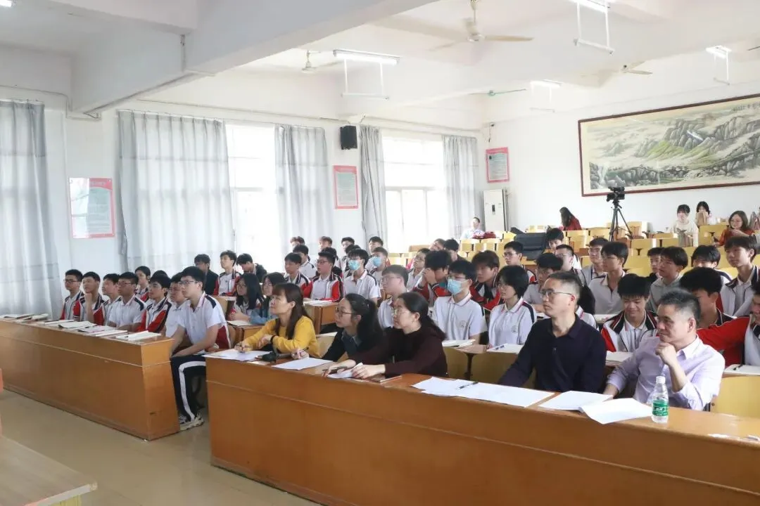 仲恺中学语文教师在进行诗歌鉴赏的优质课教学