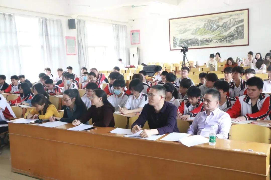 惠州仲恺中学语文科组全体教师合影