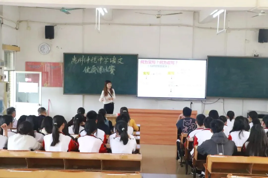 学生在课堂上积极互动，讨论诗歌的虚实意境