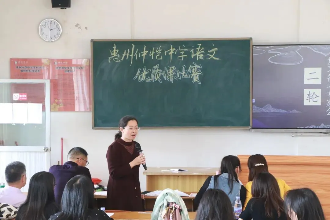 评委老师们认真听课并做记录
