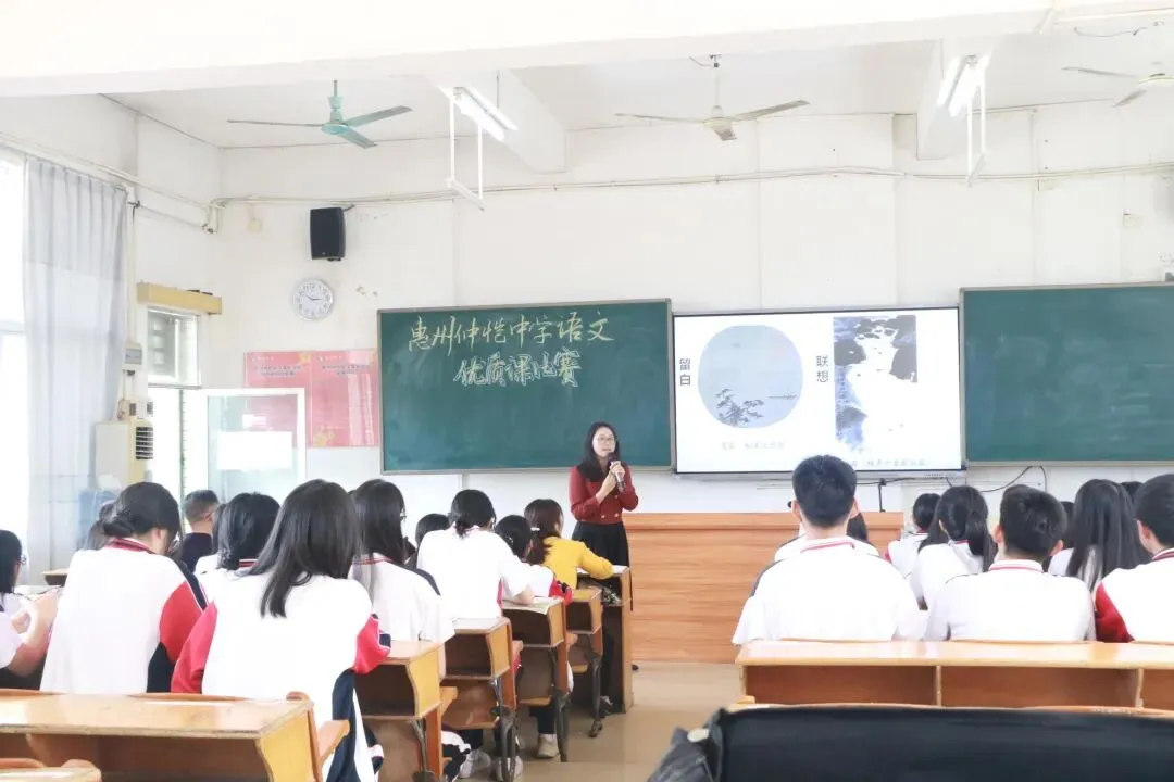 教师运用板书清晰地梳理诗歌鉴赏要点