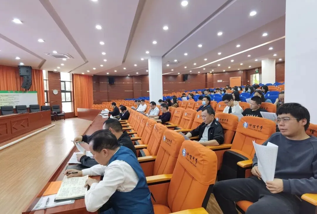 全体高三教师认真参会