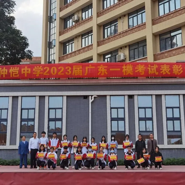 领导为获奖学生颁发奖状