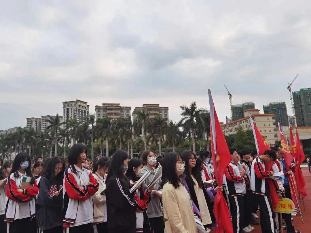 高三学子精神饱满地参加表彰大会