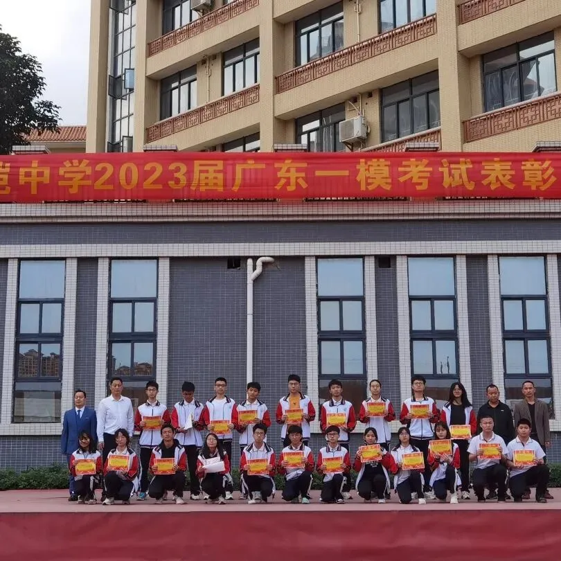 获奖学生与领导合影留念