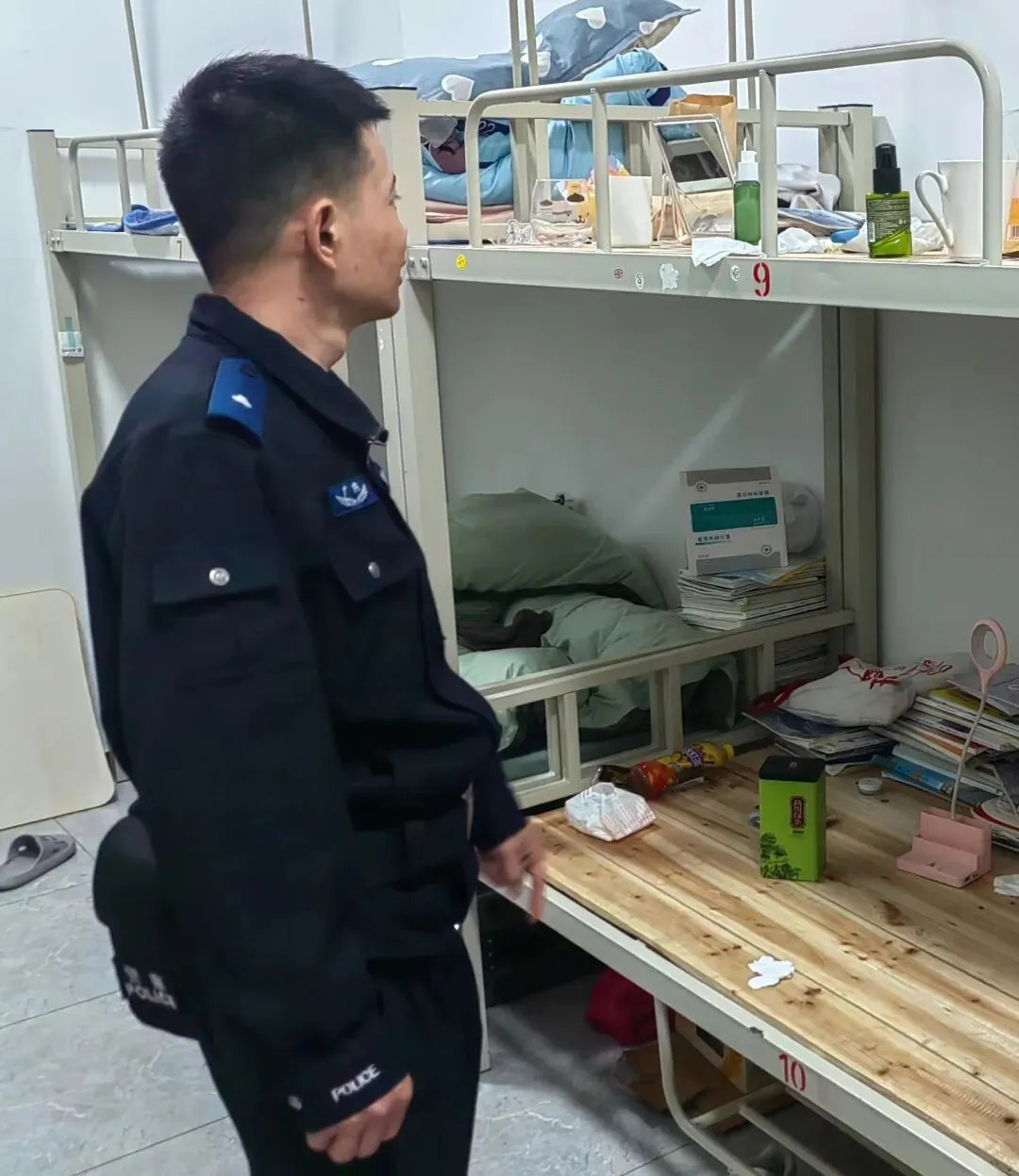 检查小组正在细致检查宿舍内部情况
