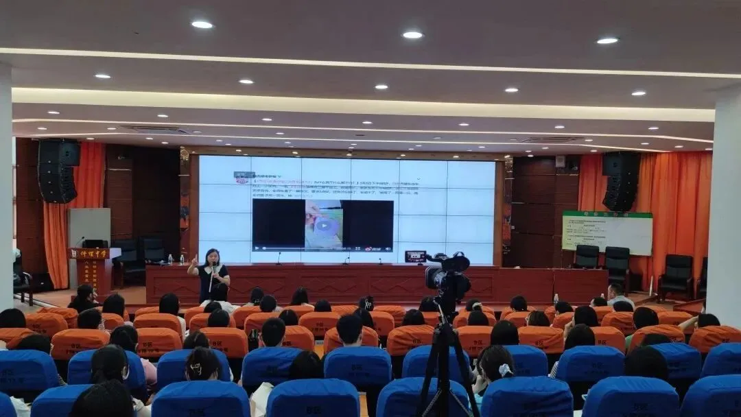教师们认真学习