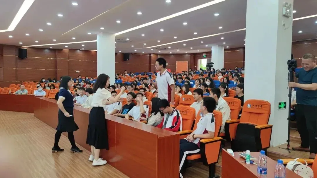 学生们积极互动