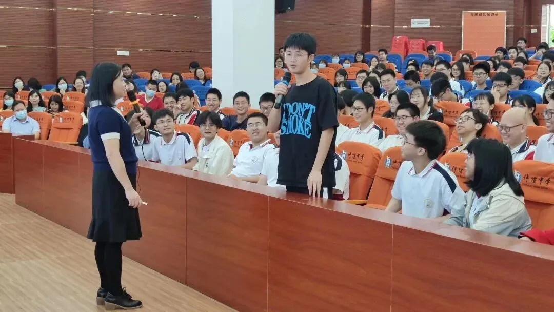学生们认真听讲