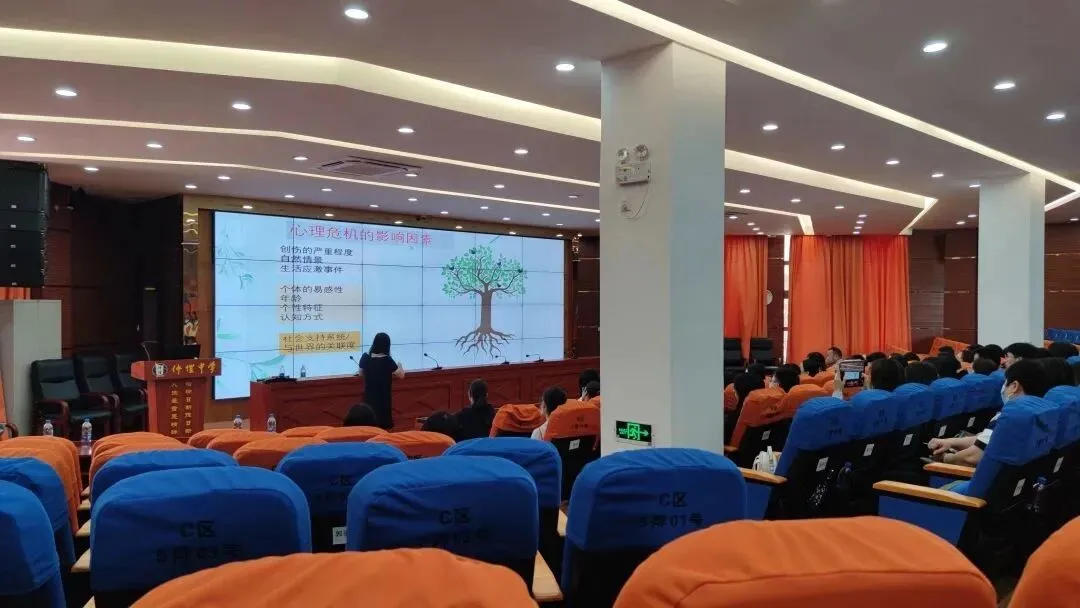 教师们积极互动