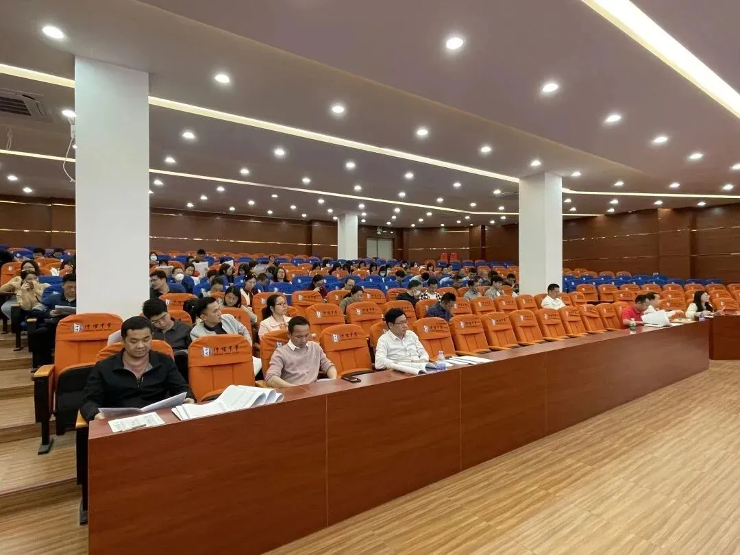 会议现场,气氛严肃而充满期待