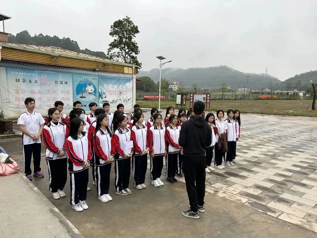 师生们在衣冠冢前庄严肃立