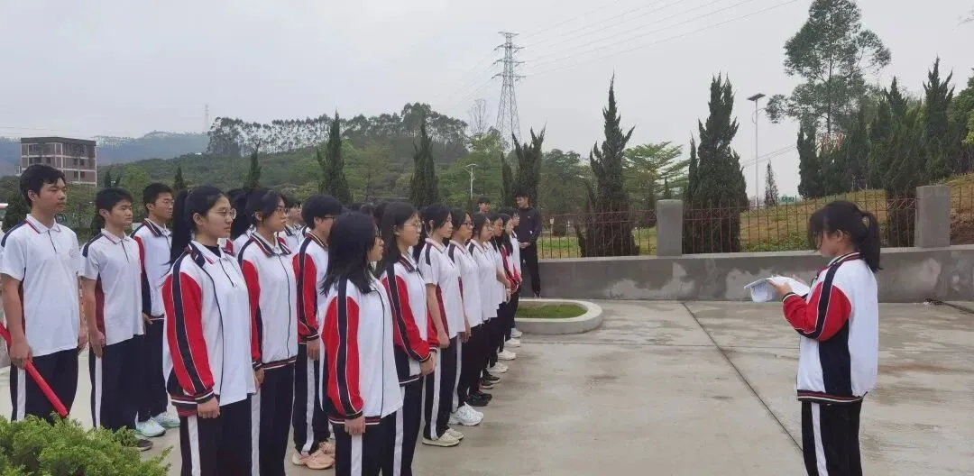师生代表向廖仲恺先生衣冠冢敬献花篮