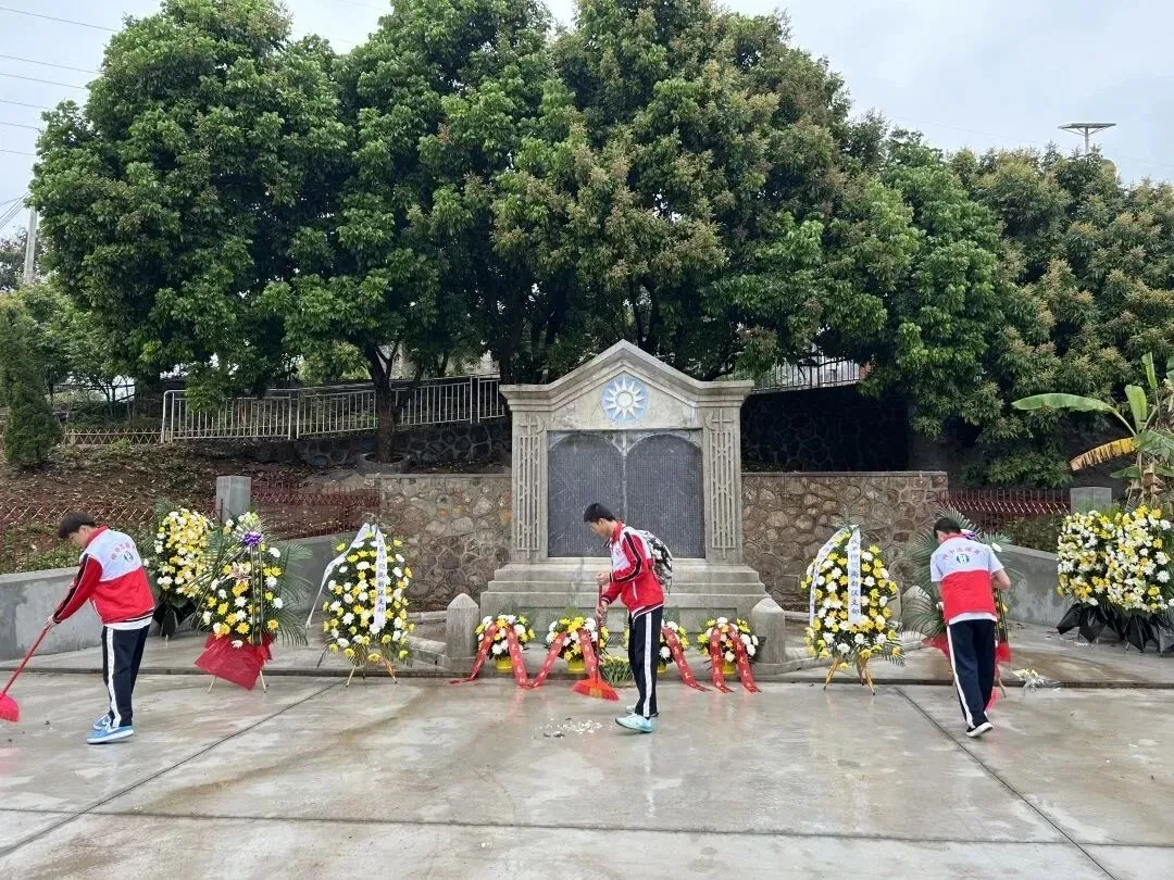 仲恺中学师生代表怀着敬意抵达廖仲恺先生衣冠冢