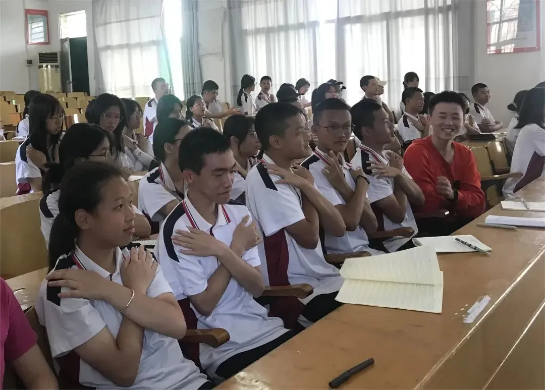 同学们体验正念冥想
