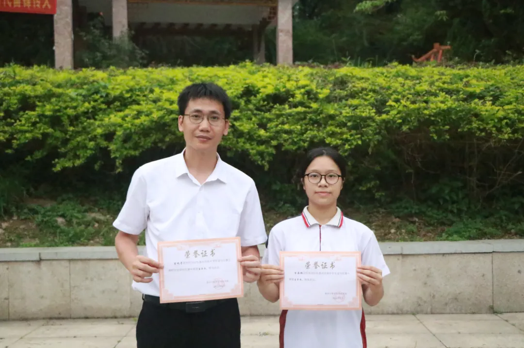 曾红老师指导吴潇涵同学进行写作
