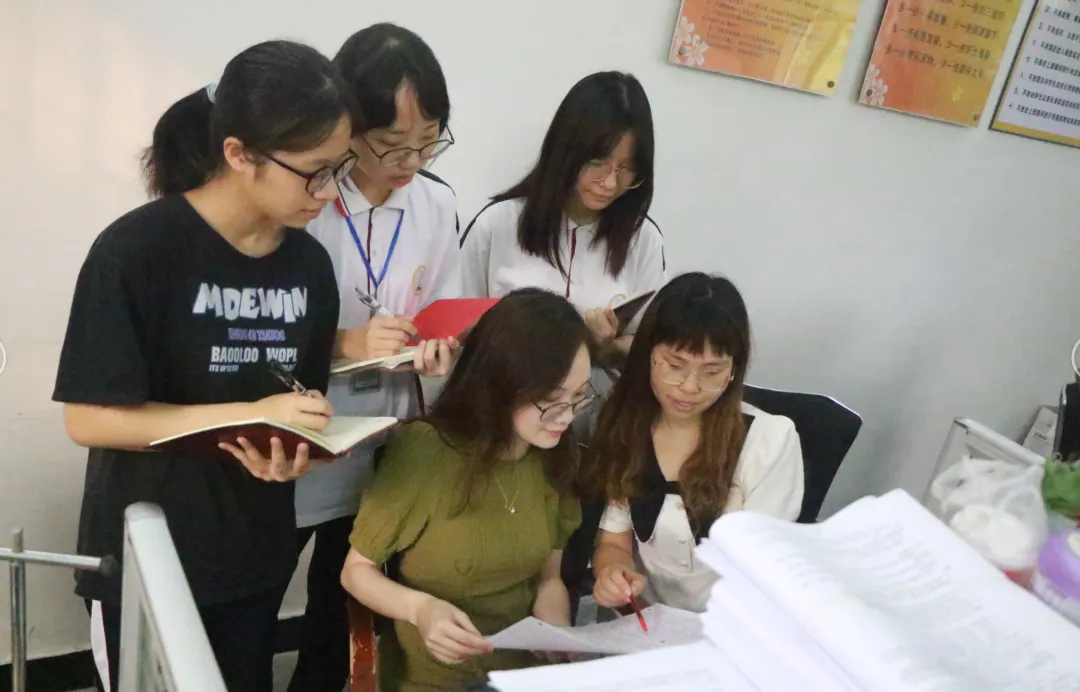 曾瑞奇老师指导曾嘉钰同学进行写作