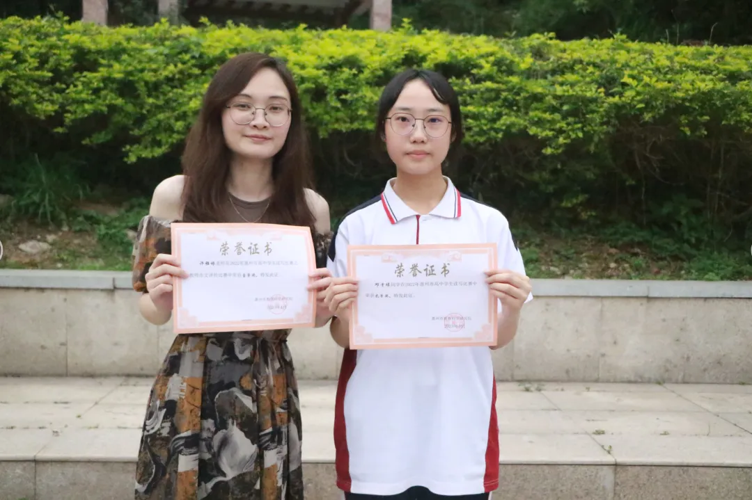 许雅婷老师指导邓子缘同学进行写作