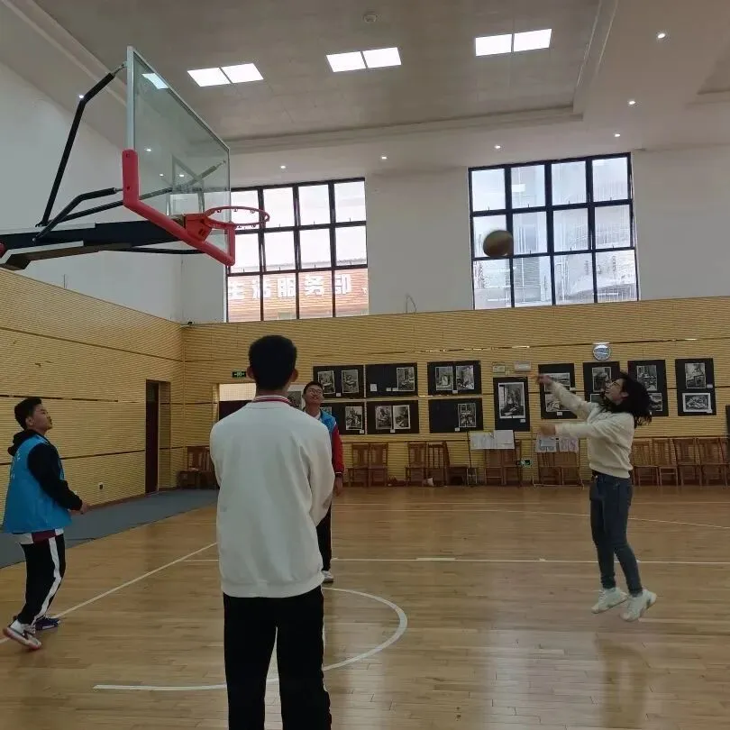 教职工们在比赛中展现团队协作精神