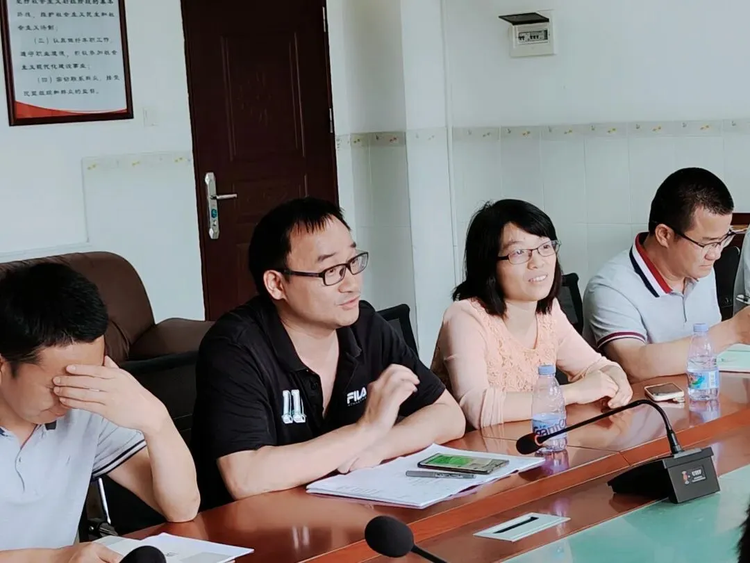 评课现场,教师们认真交流