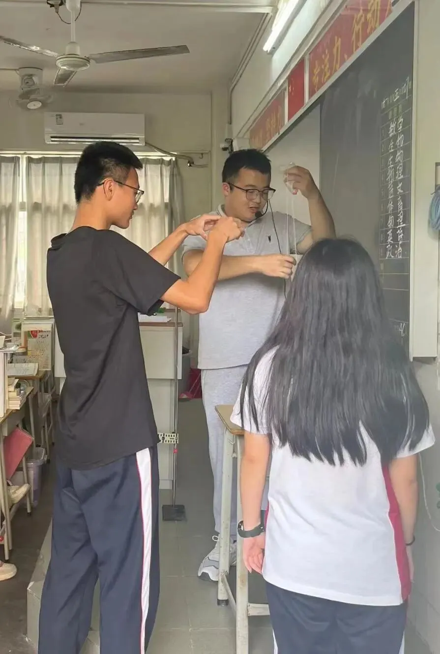 实验设备展示,体现教学的严谨性