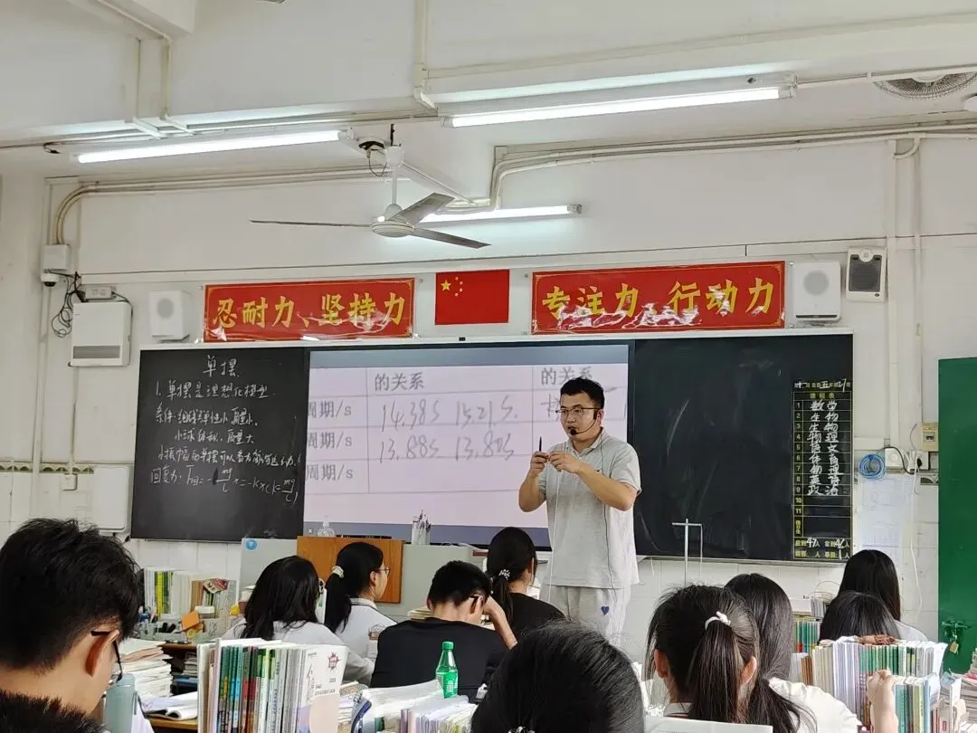 学生在课堂上积极参与互动