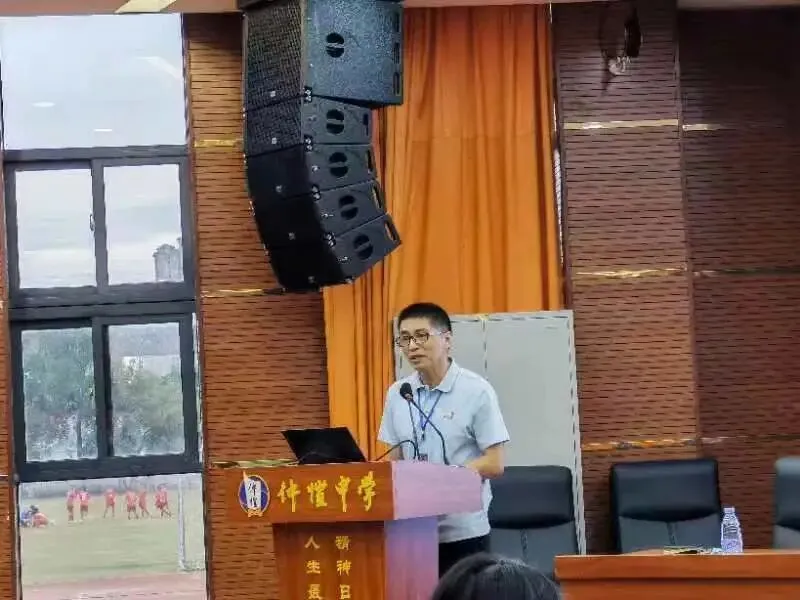 教师们认真听取会议内容