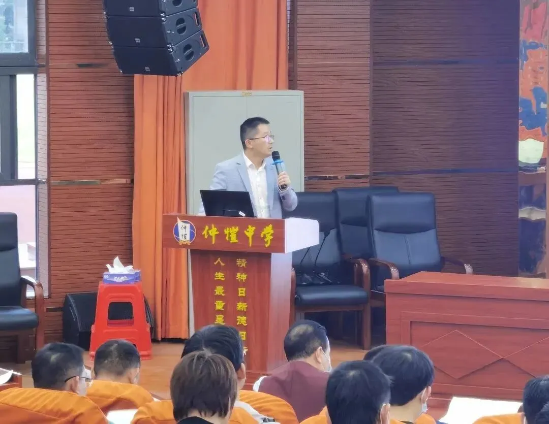 蒋振主任进行考试成绩分析