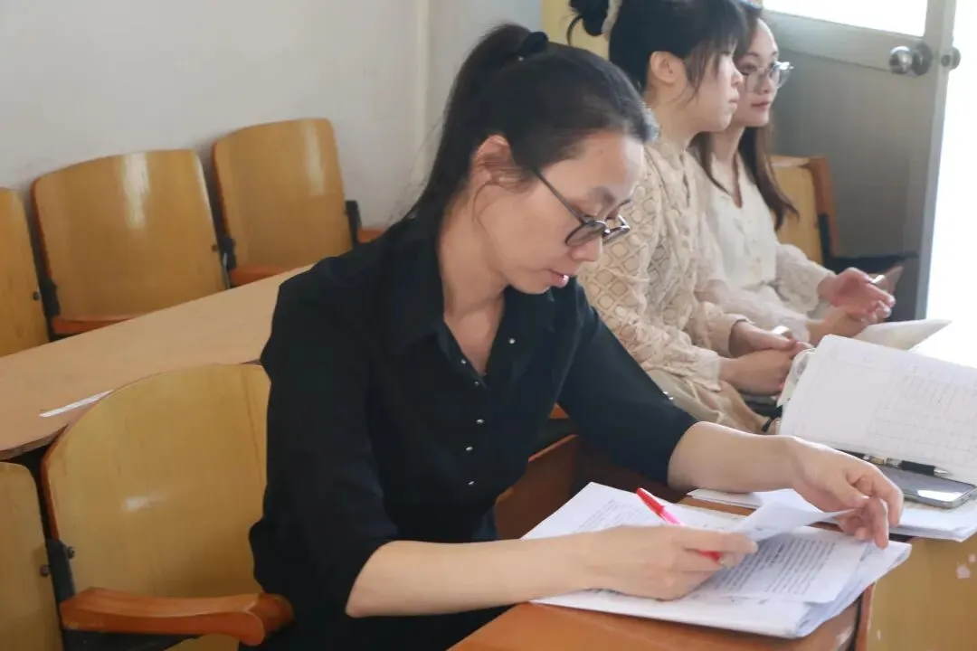 教师们就教学内容进行深入探讨