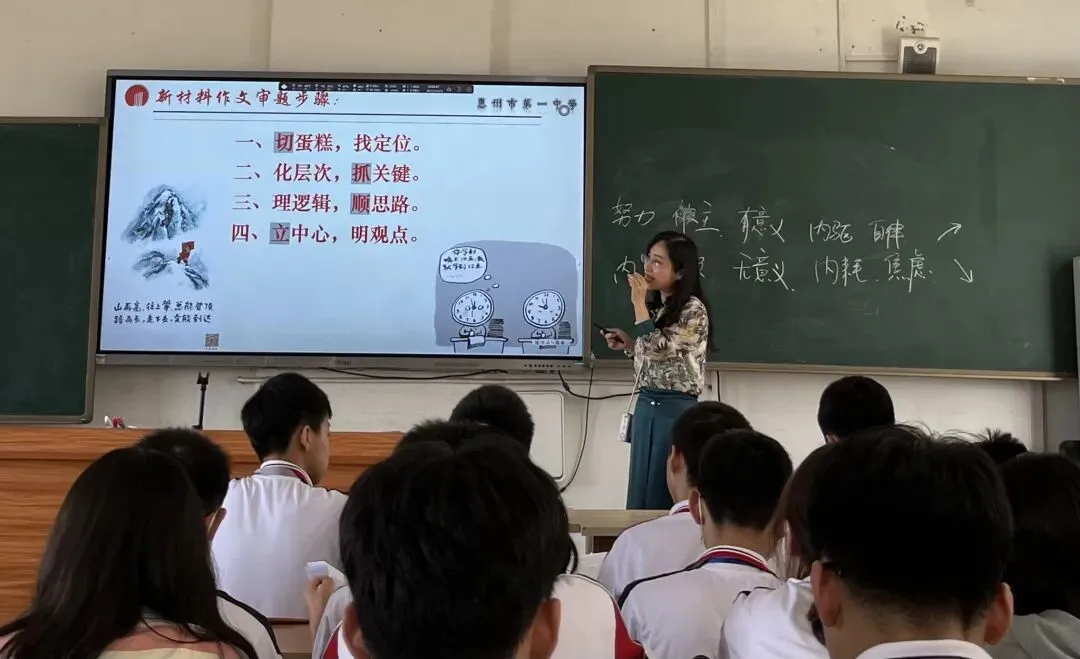 学生们认真聆听王媛老师的讲课