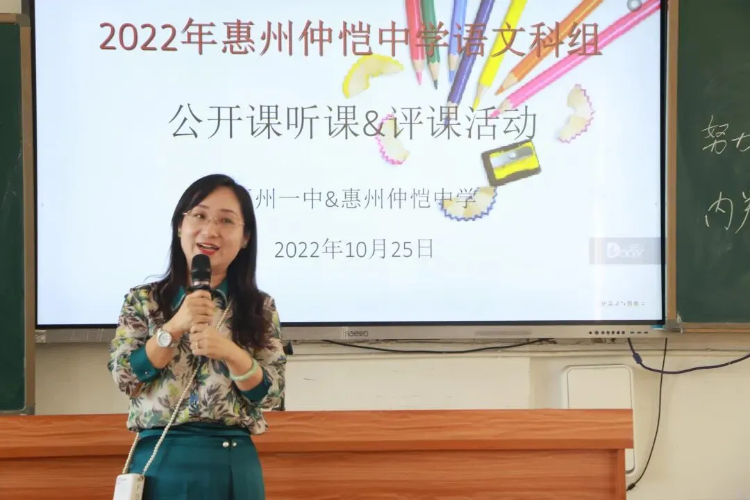 王媛老师耐心解答学生疑问